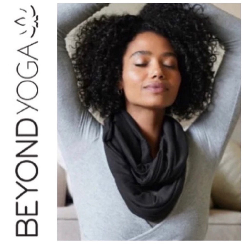 NWT Beyond Yoga Infinity Scarf with Hidden Pocket